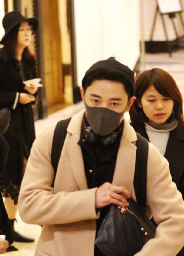 显得|罗晋低调演戏做人,休闲穿搭显魅力,瞬间提升时尚感