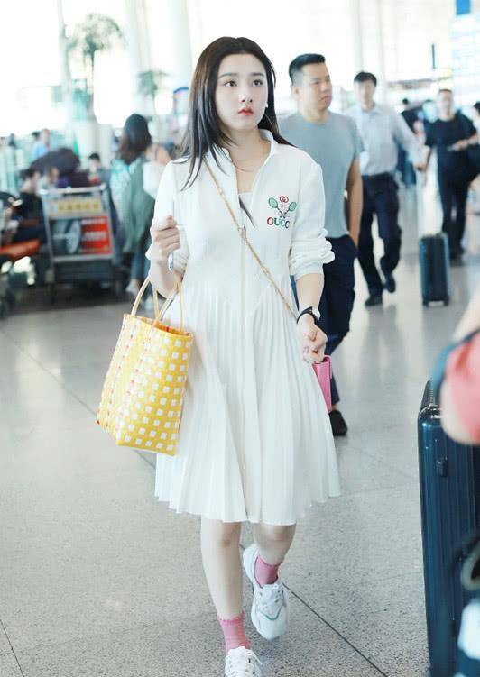 鞋袜|宋祖儿穿白裙现身，脚穿一双粉色袜子，甜美和可爱的气质就有！