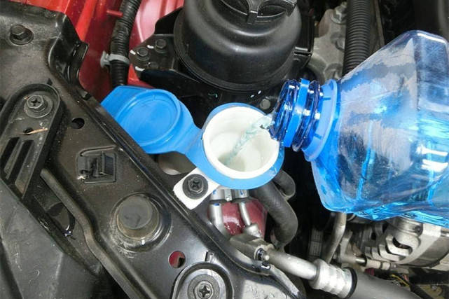 车主注意:市场上超两成的车用玻璃水不合格,车主们务必要慎用!