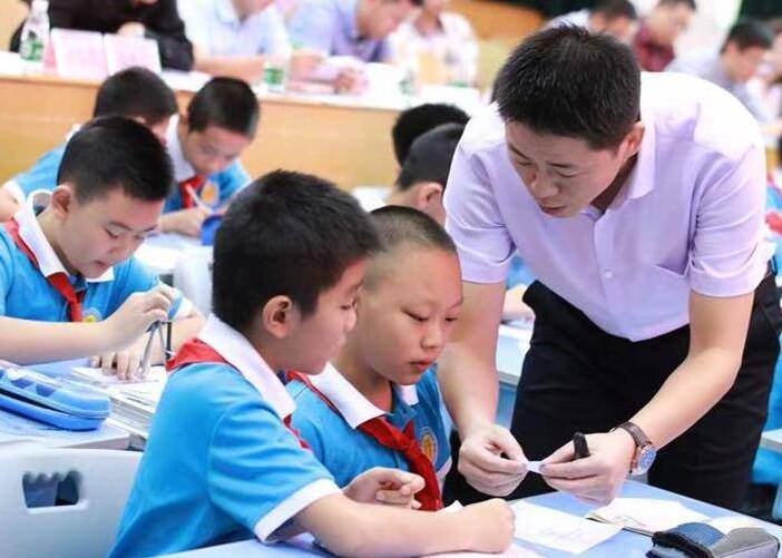 学生上课|“超前教育”带来了什么？一年级学生喊话老师：你教的我都学过了