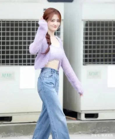 美貌|徐璐和妈妈一起出行，穿露腰装秀S身材曲线，美貌基因绝了