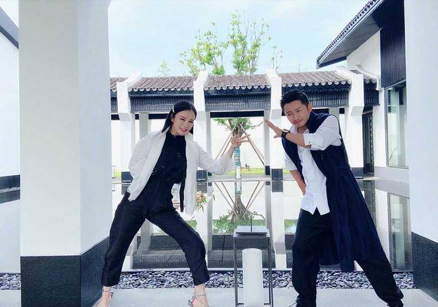 黑色|冉莹颖邹市明低调同框，穿黑色外套配短裙又甜又酷，魅力十足