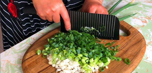 加入适量|夏天我家早餐如此吃,2个鸡蛋,1碗面粉,蓬松香软,比吃肉还香