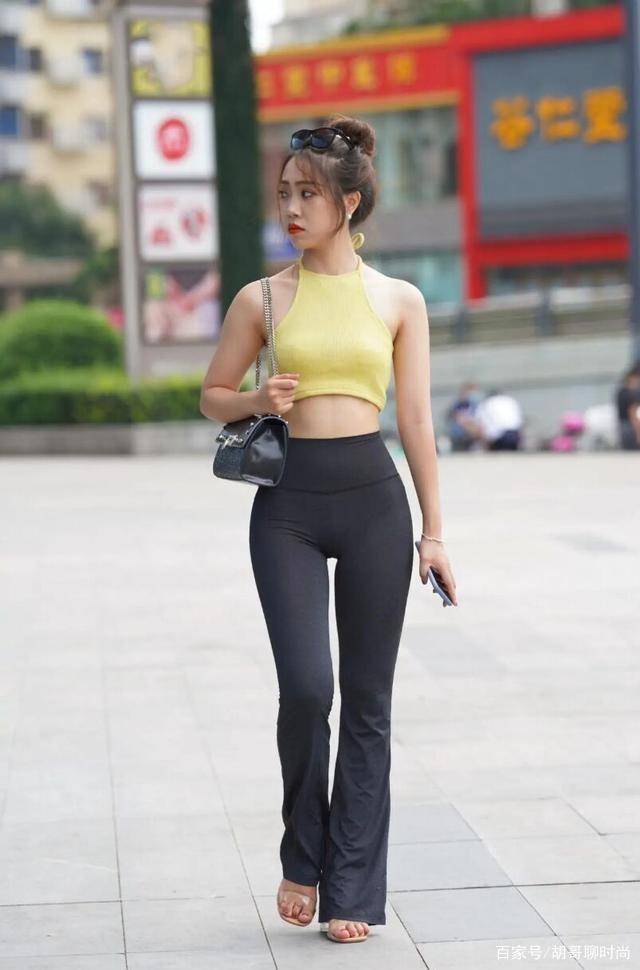 下半身|黑色露腰背心搭配白色封腰打底裤，提升搭配档次，展现完美身材