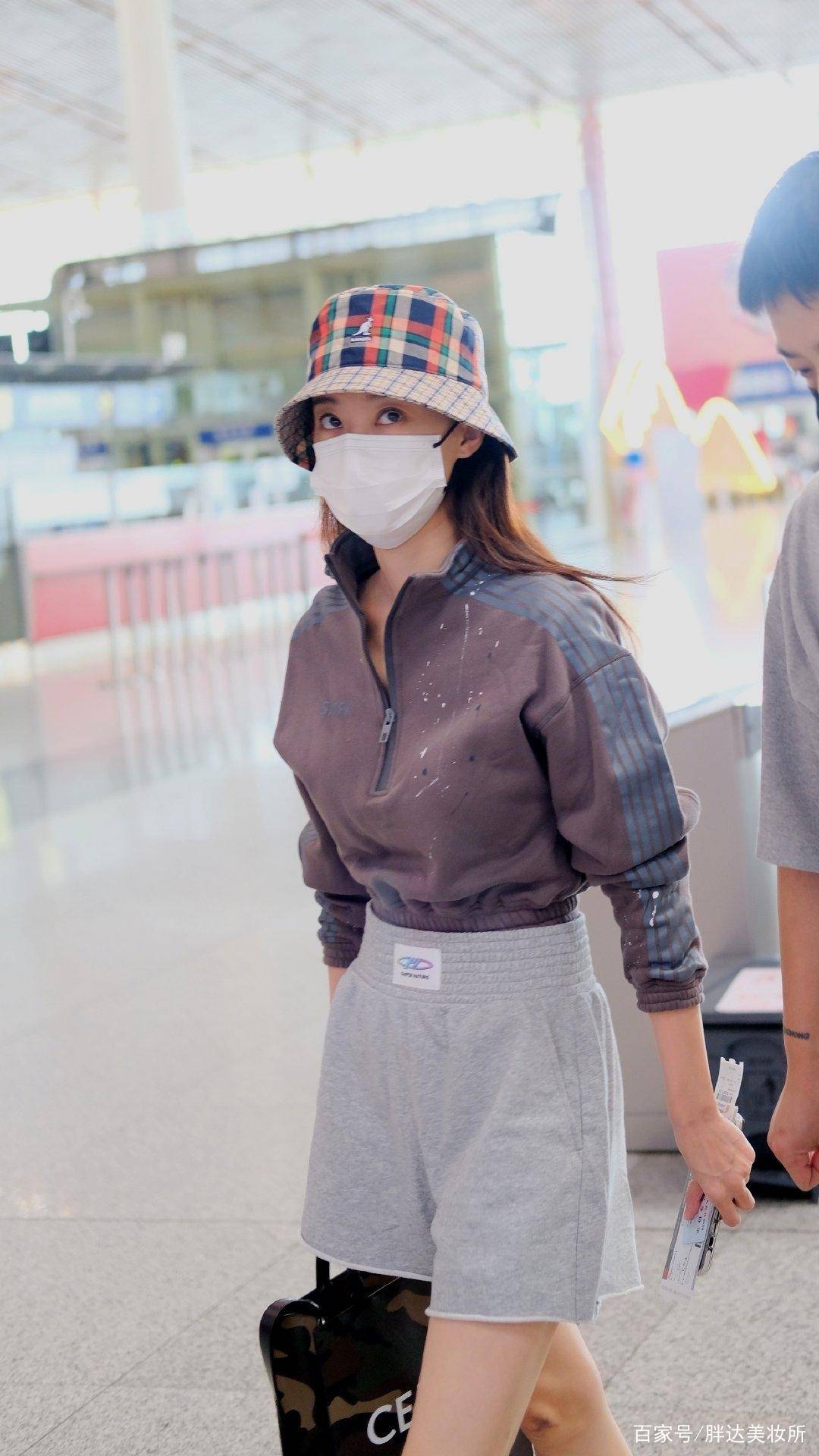 卫衣|张小斐难怪能走红,卫衣配高腰裤飒爽又大牌,私服都快赶上杨幂了