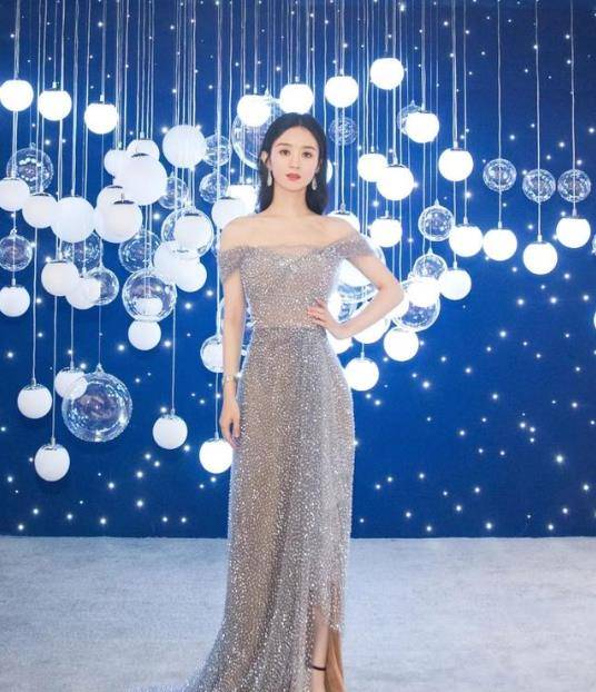 设计|关晓彤美到国外去，穿刺绣抹胸裙有一丝公主气质，真给鹿晗涨面子