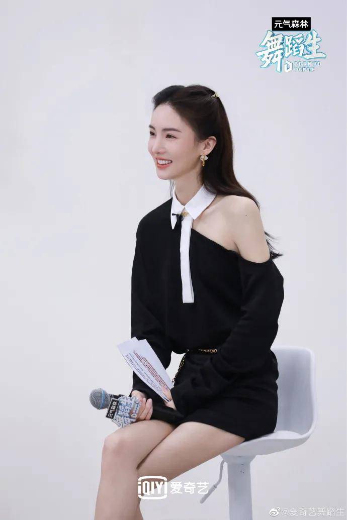 金晨穿黑色露肩连衣裙超妩媚!雪肤玉貌太性感迷人