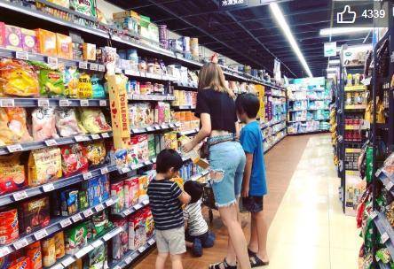 林志颖|林志颖娇妻不止热舞时爱穿背心，看赛车也穿背心，35岁依旧很少女