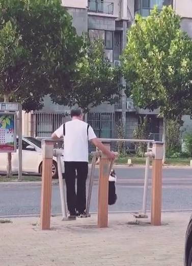带着|老爸当初死活不同意我养狗，可喂养半个月后，柯基不是我的了！
