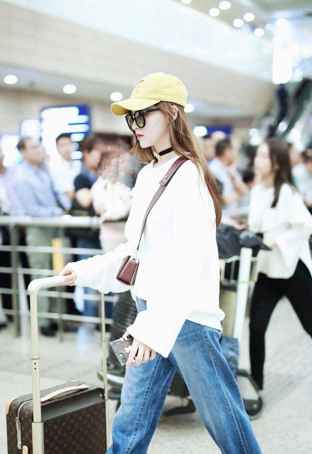 黑色|唐嫣穿搭太有“小心机”,白色小香风外套配黑色打底裤,高挑精致