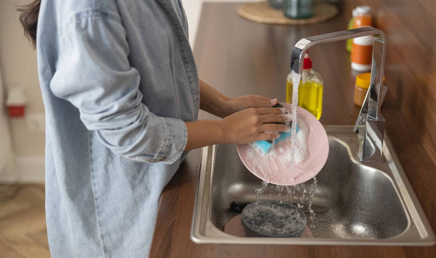 疫苗|同桌吃饭会传染乙肝吗?想避免感染,这2件事别说我没提醒