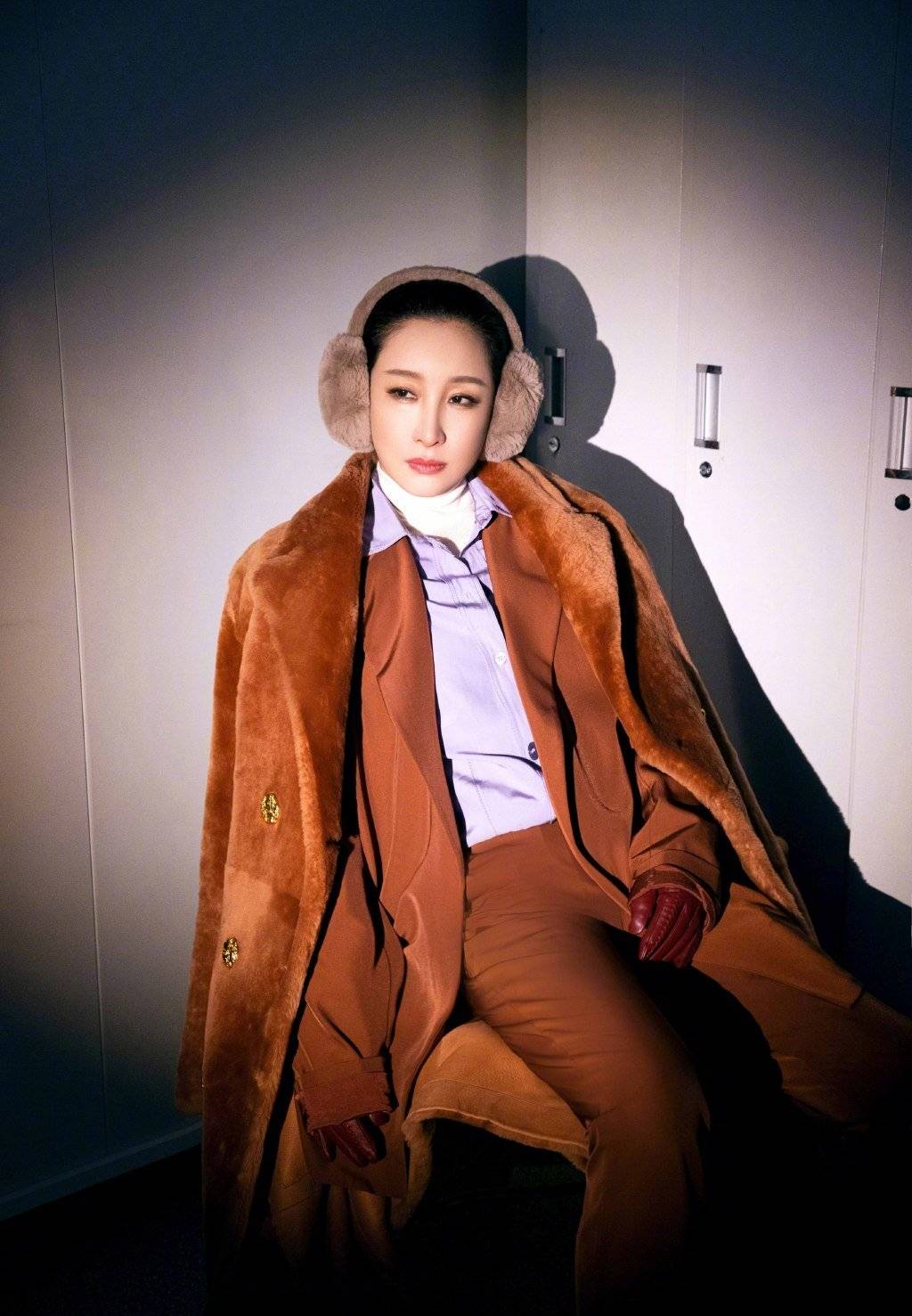 是属于|42岁秦海璐童心未泯,穿大地色大衣时髦复古,搭配耳包太可爱了