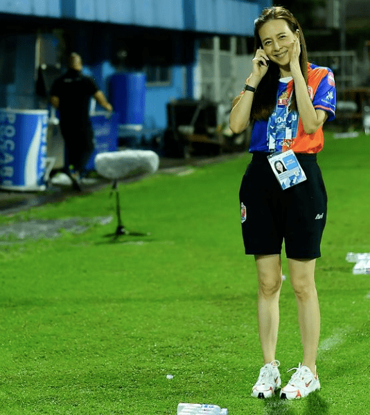 女神|泰国华裔富婆冻龄女神的形象破灭！咧嘴笑暴露鱼尾纹，少年感很浓