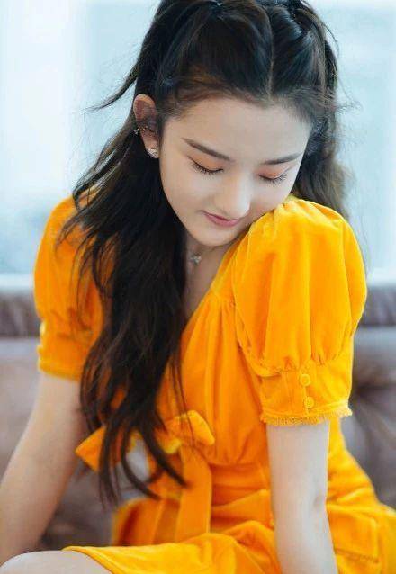 设计|宋祖儿拉链连衣裙好时髦，大牌设计就是不一样，衣服自带可爱劲