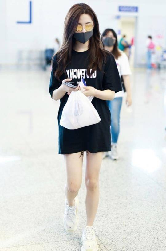 黑色|夏日少女怎么穿？get杨超越的清爽造型，助你成为青春代言人