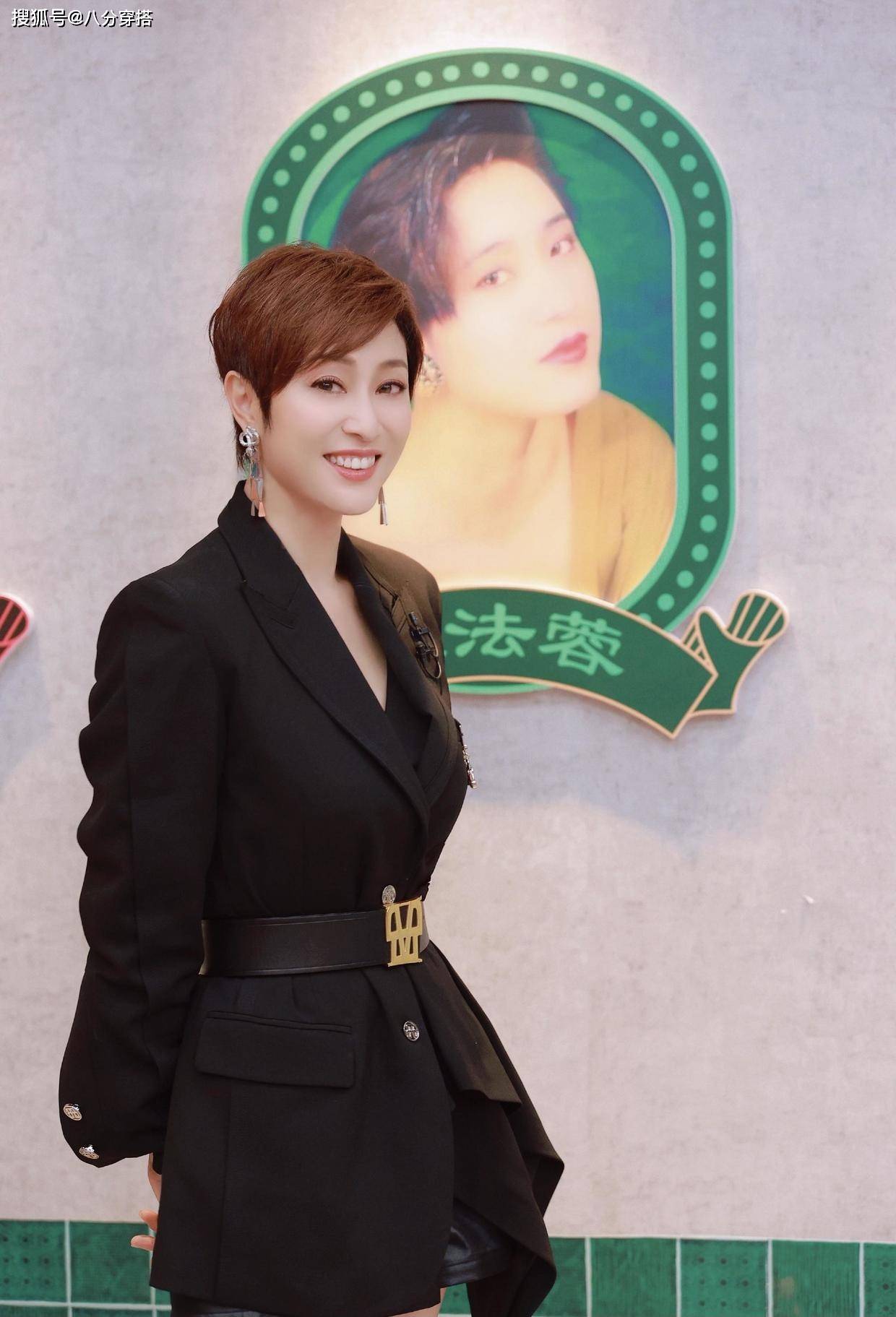 整体|陈法蓉越老越有韵味,穿绿色V领礼服端庄稳重,高挑时髦真贵气