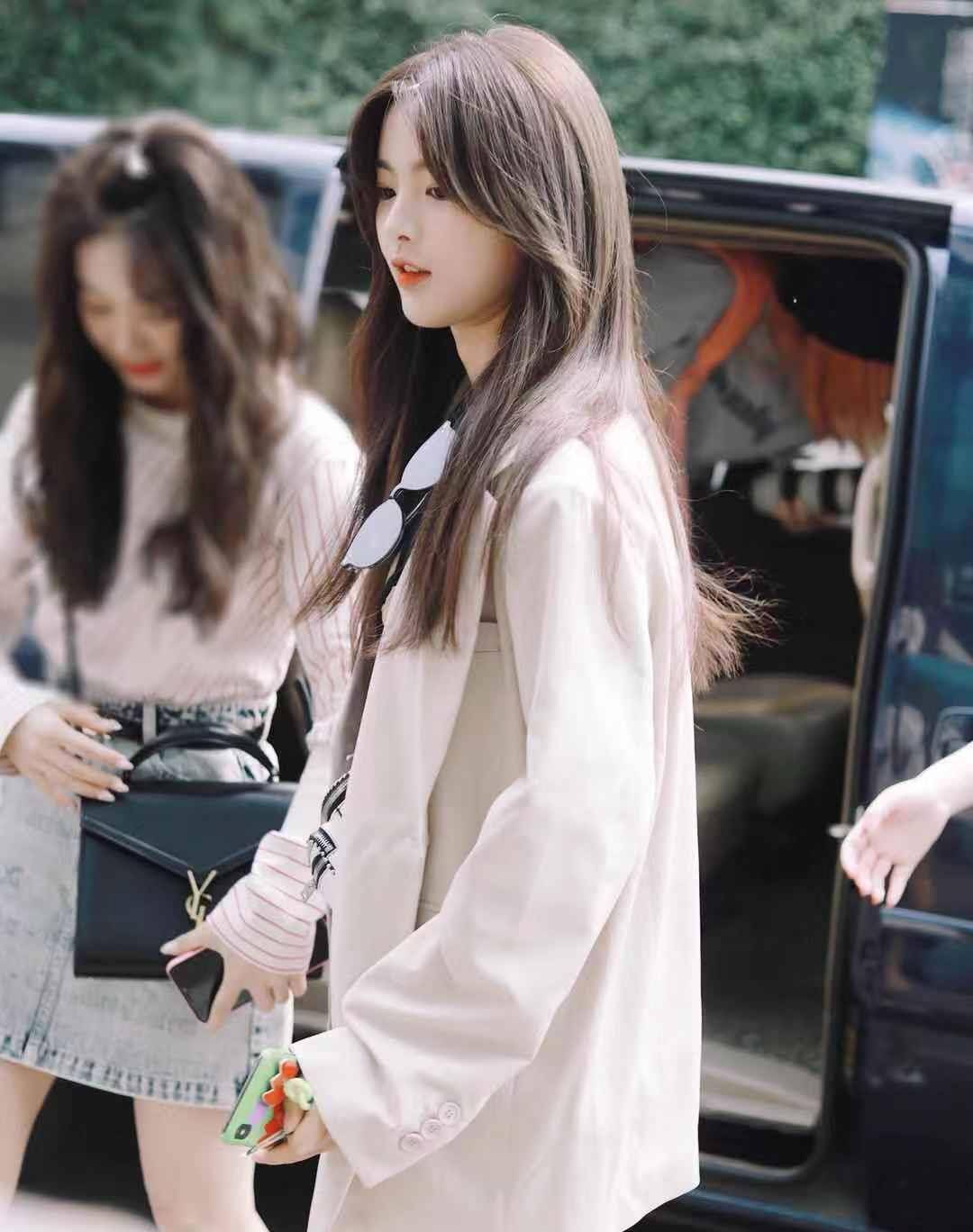 超越|杨超越机场私服，初秋西装外套这么穿，少女感溢出屏幕！