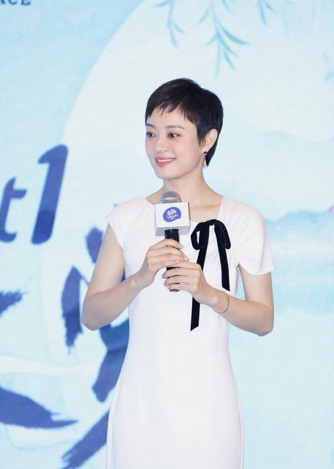 系上|孙俪穿小白裙知性优雅,系上蝴蝶结绑带,美得不像37岁俩娃妈!