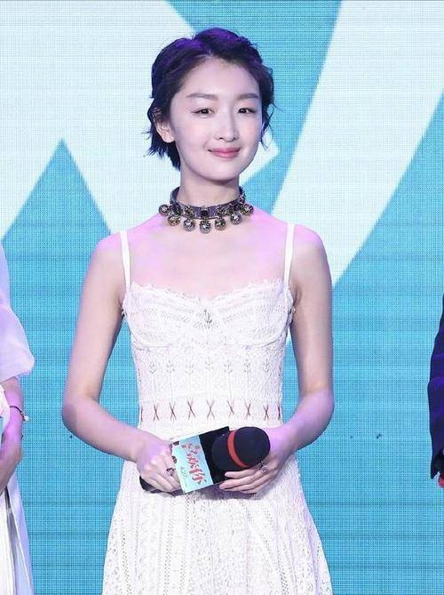 周冬雨|周冬雨也是厉害，单独看不怎么样，但是合影林志玲奚梦瑶瞬间出彩