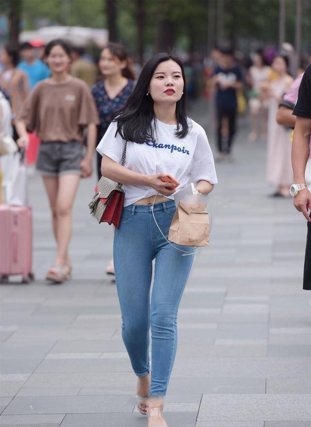 青春|时髦美丽的打底裤穿搭尽显青春姿态,凸显修长的身材,气质不凡