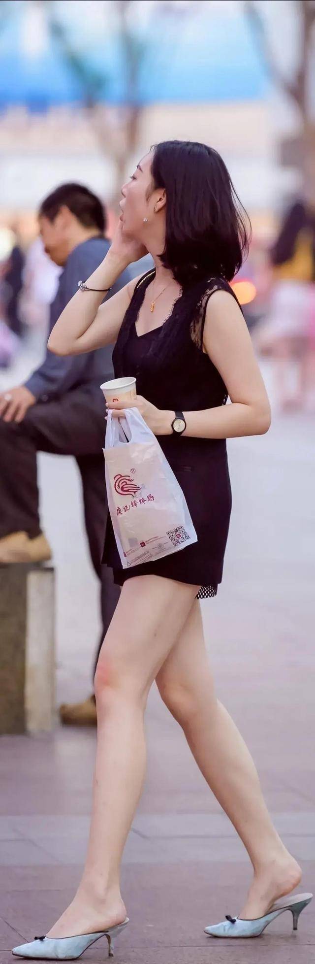 蕴含着|明亮耀眼的打底裤蕴含着浓浓的时尚感，穿出自己的风格，青春时尚