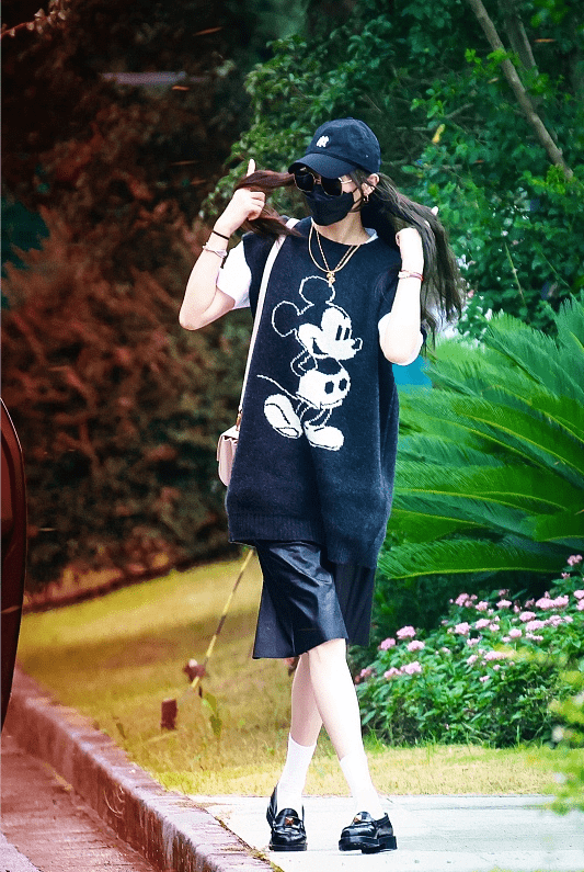 显得|唐嫣的服装看着挺贵，可穿在身上的效果真不错，不显老还减龄