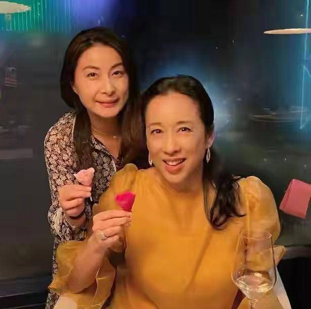 郭晶晶|郭晶晶为婆婆庆生！63岁港姐婆婆穿得比儿媳嫩，霍家三兄弟齐上阵