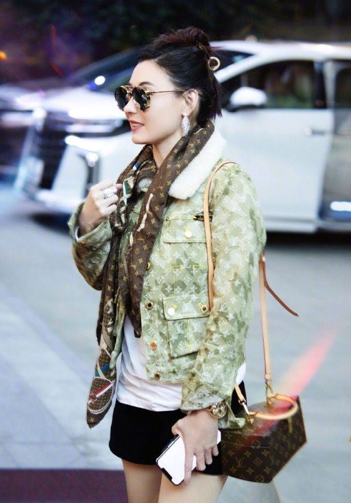 金色|40岁张柏芝重回颜值巅峰,穿金色西装裙复古时尚,少女感超吸睛