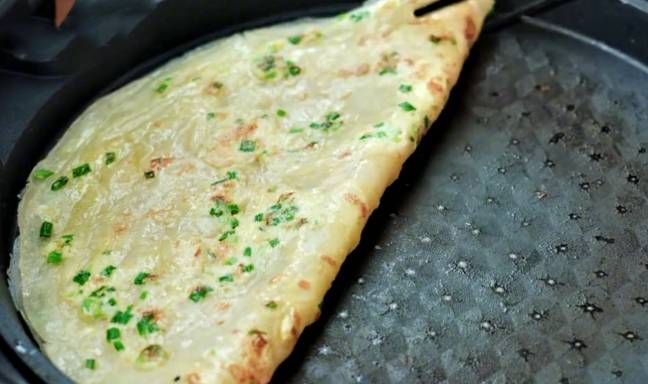 葱花|入秋后，学会早餐此做法，锅中一烙暄软劲道，10分钟端上桌