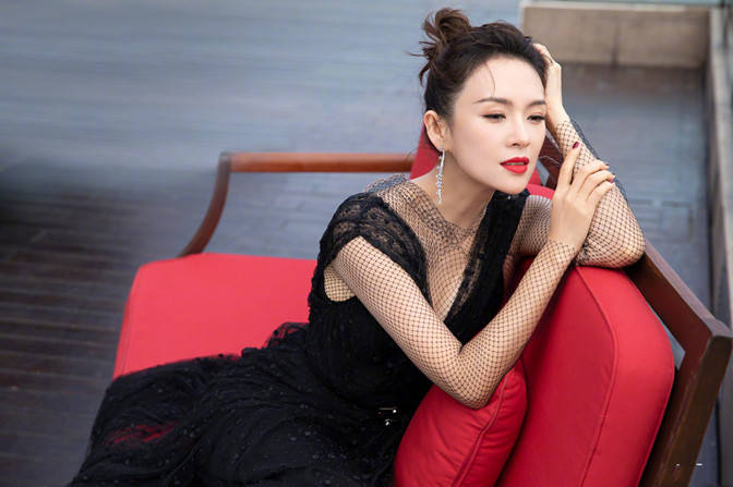 戴帽抱|章子怡一家游玩被偶遇！她穿黑裙戴帽抱娃变保姆，儿子眼睛像汪峰