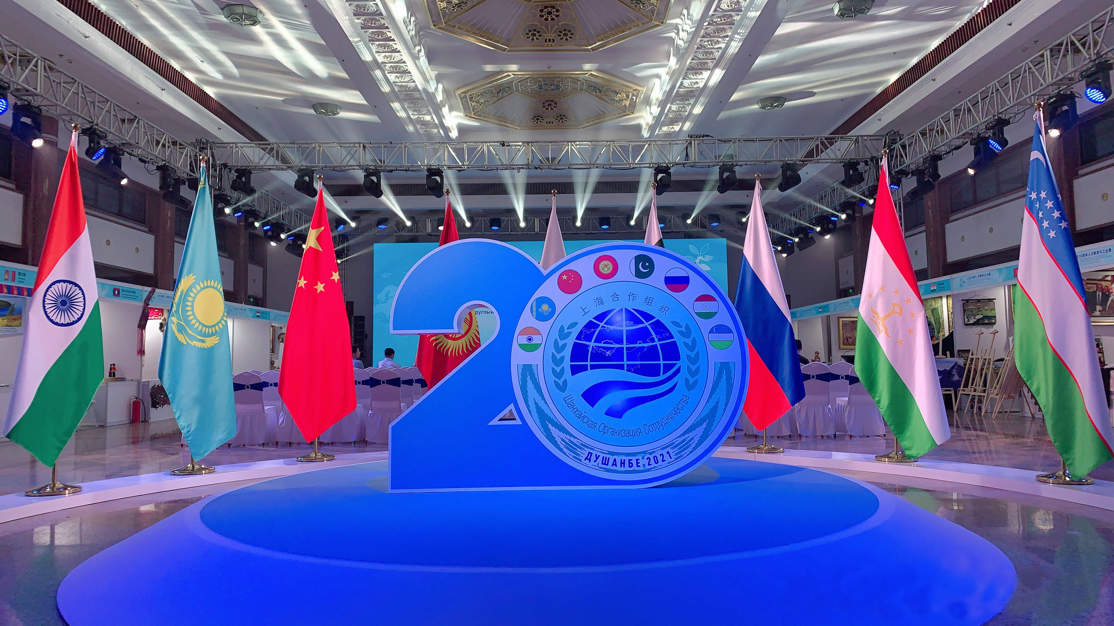 著名书画家吕大江出席上海合作组织20周年人文教育与工业展