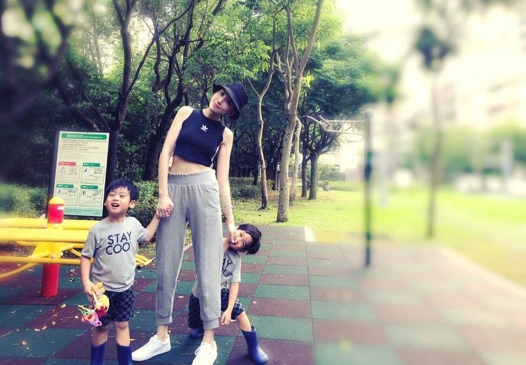 林志颖|林志颖娇妻不止热舞时爱穿背心，看赛车也穿背心，35岁依旧很少女