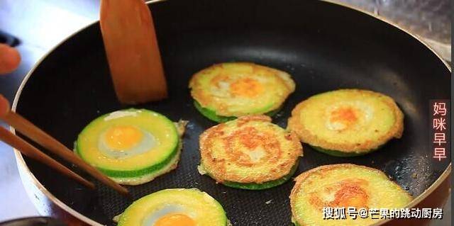 蔬菜|最近很火的懒人早餐饼,2块钱能做一大盘,少油健康,全家抢着吃