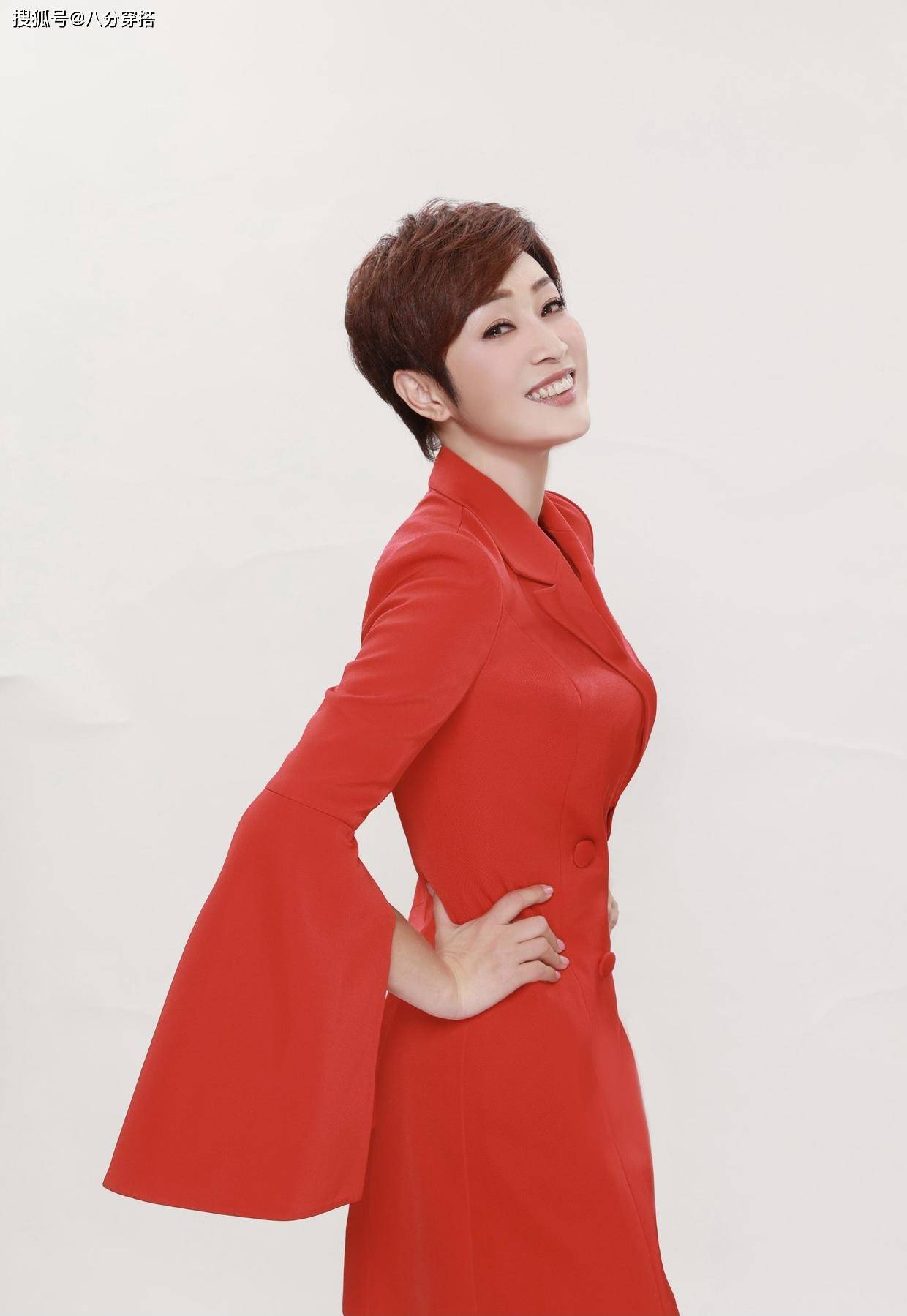 整体|陈法蓉越老越有韵味,穿绿色V领礼服端庄稳重,高挑时髦真贵气