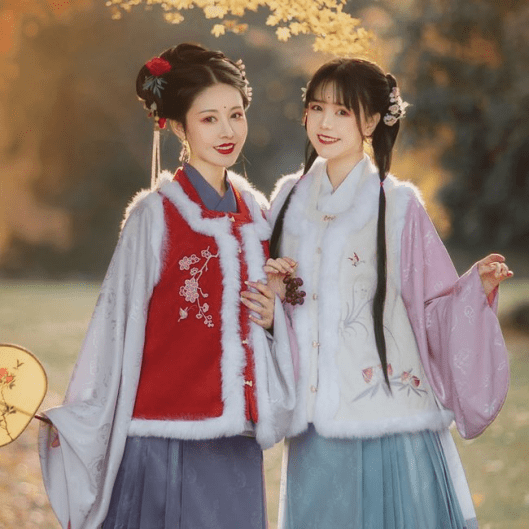 进行|谁说比甲只有对襟直领的？交领比甲照样存在~