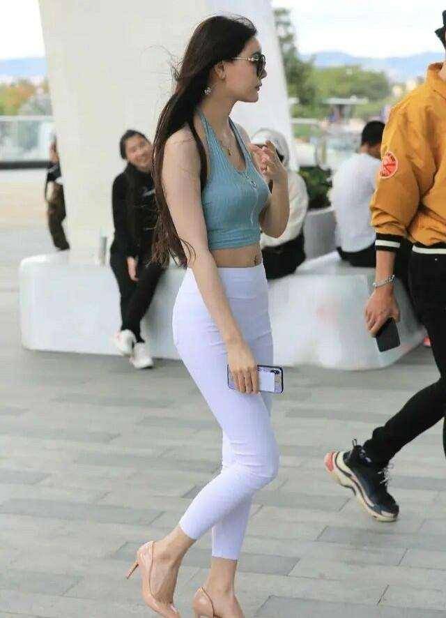 下装|“胯大”的打底裤美女，蜂腰细腿引得路人纷纷回头，没谁了