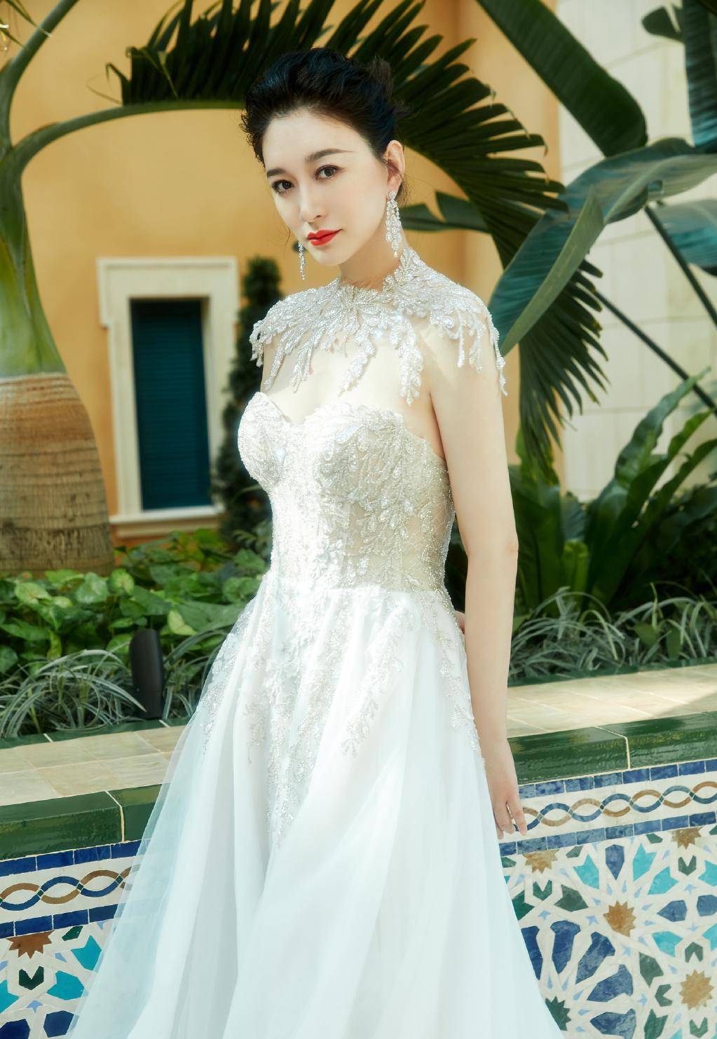 网友|44岁李小冉低胸裙走红毯,3D身材成全场焦点,荧荧珠光太闪耀