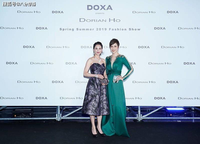 整体|陈法蓉越老越有韵味,穿绿色V领礼服端庄稳重,高挑时髦真贵气