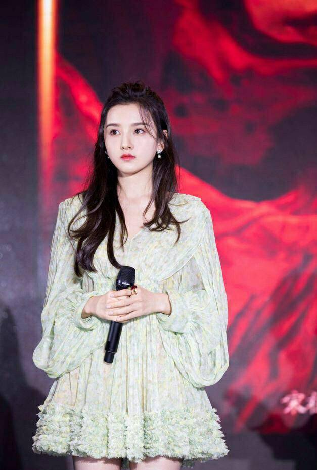 设计|运动风连衣裙挂编织篮，脸上肉肉的好可爱，21岁宋祖儿才是少女感