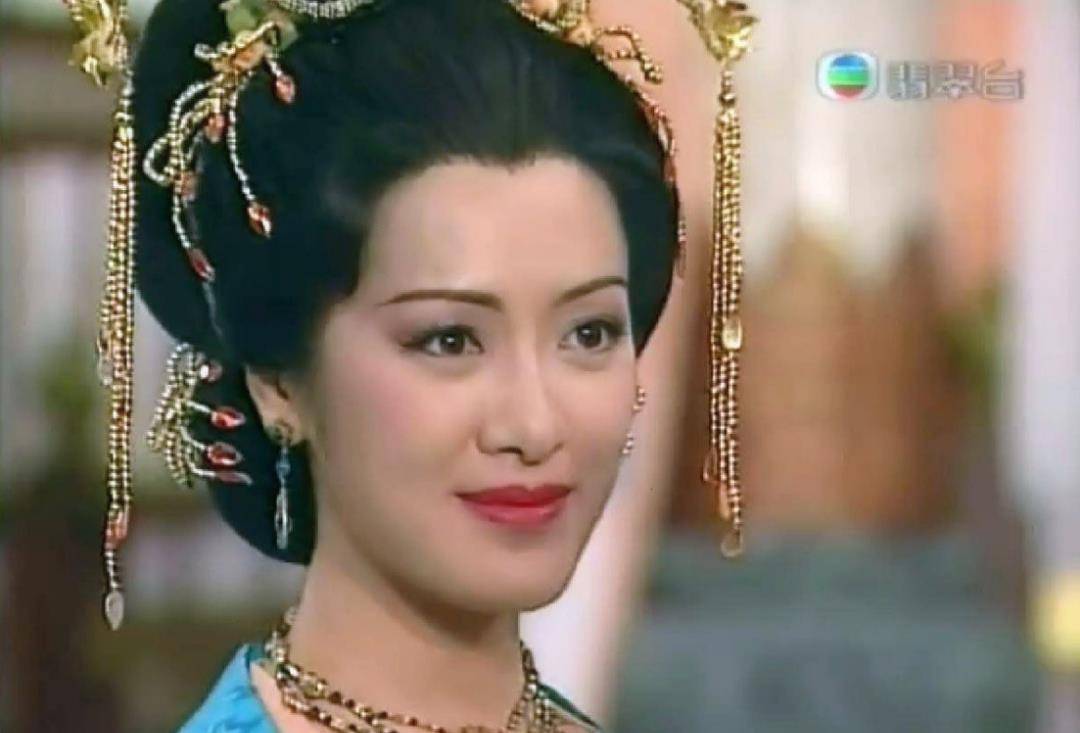 之后,tvb继续安排她主演多部重头剧,包括《杨贵妃》,《无头东宫》