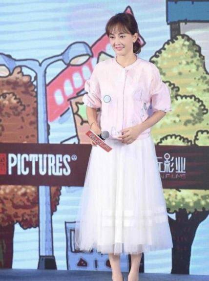 身材|48岁牛莉还挺会打扮，穿白色无袖礼服亮相，身材完全都没有走样