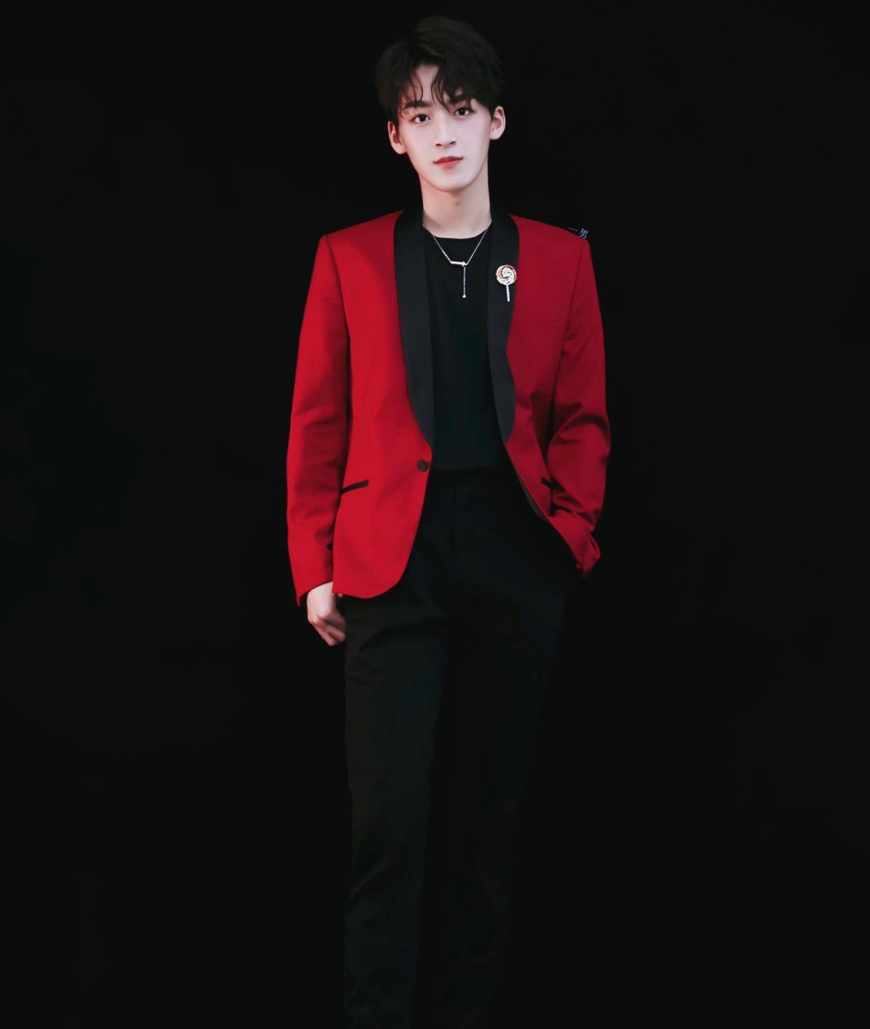 181cm林彦俊和177cm罗云熙 同穿红色西装 一个酷帅一个禁欲