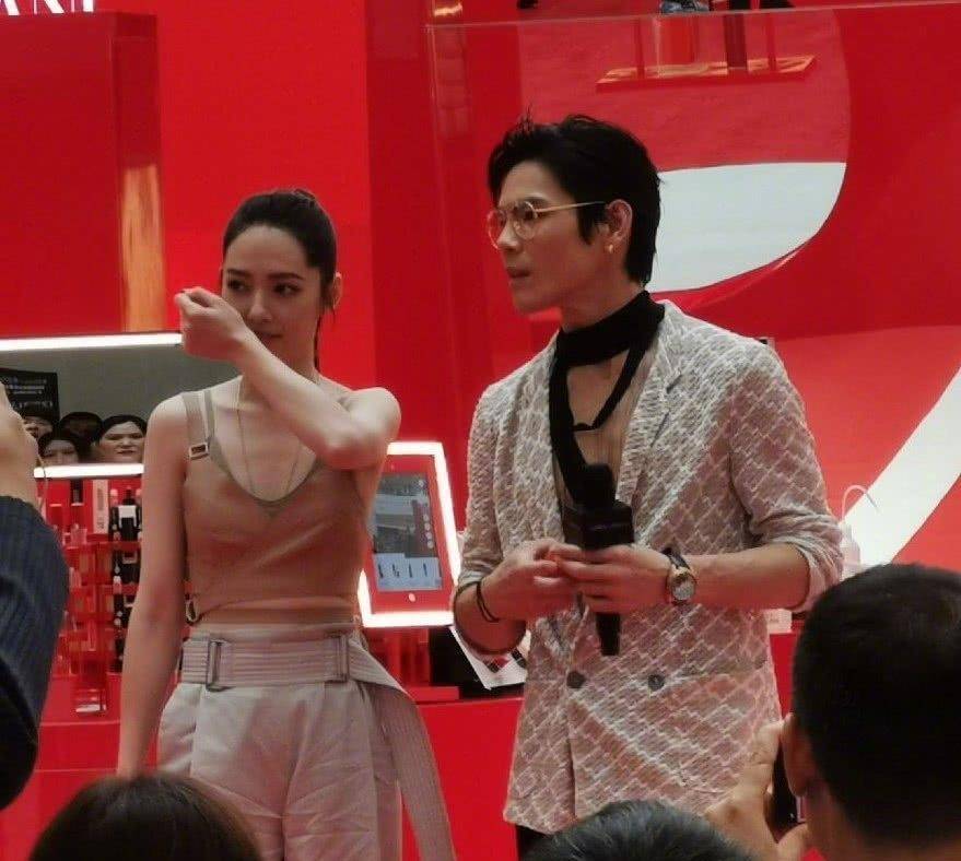 设计|郭碧婷阔腿裤配麻花辫超霸气，向佐金丝眼镜配丝巾非常帅气