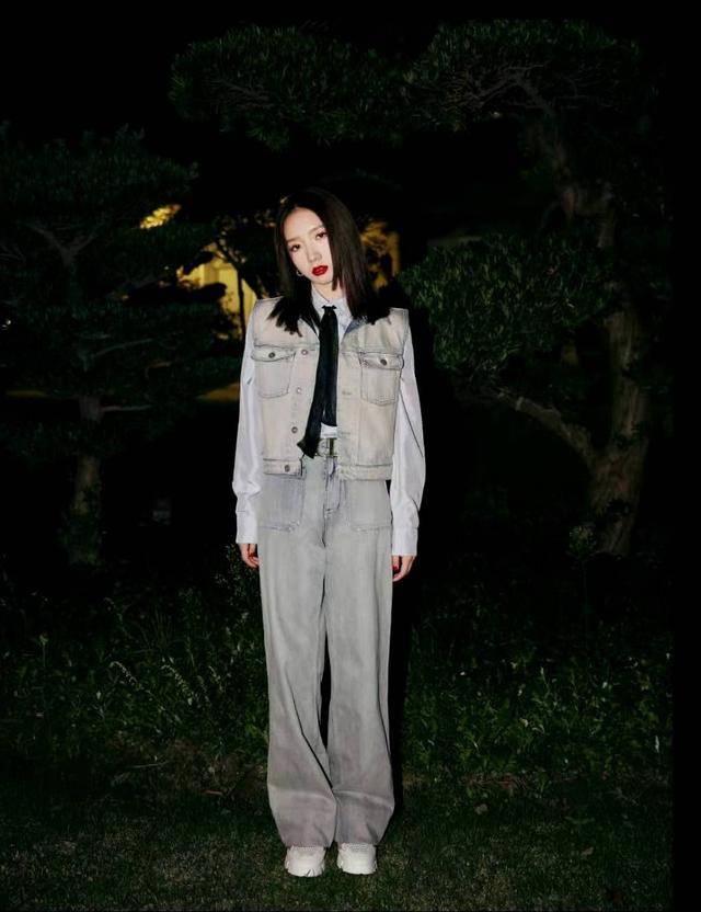 阳光|孟美岐的时尚感真是不一般，穿橘黄色外套阳光自信，活力满满