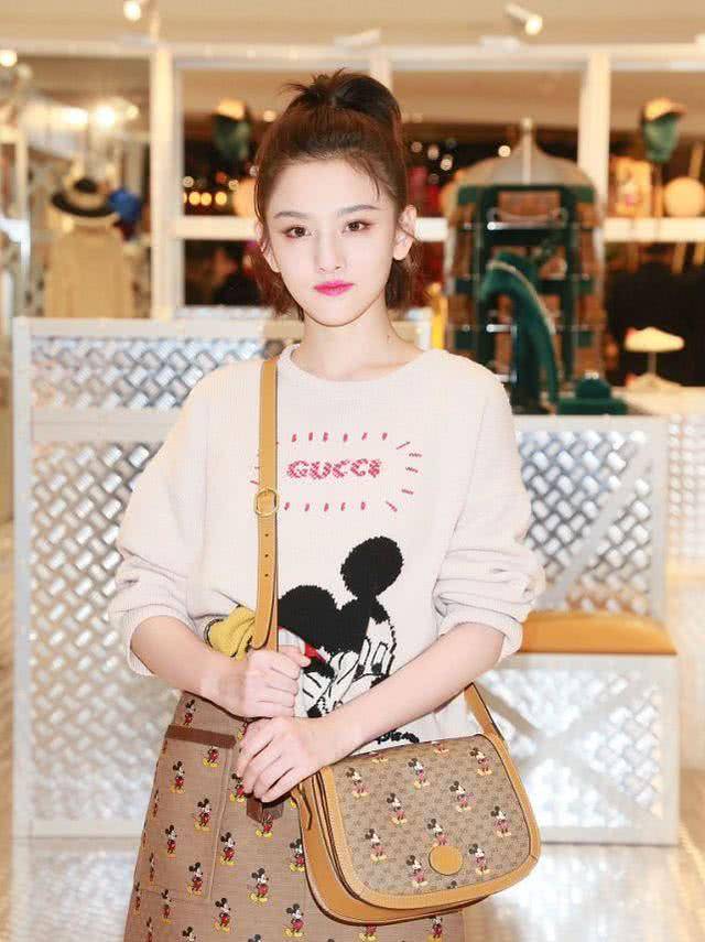 卡通|宋祖儿顶“蜜桃妆”现身，皮肤白皙太水嫩，脸是真瘦不少