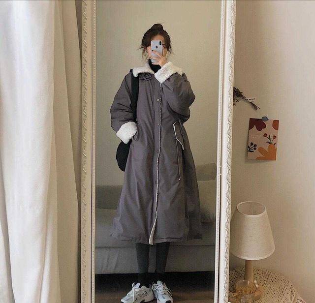 毛衣|李沁太会穿，蓝色羊羔毛大衣配白色毛衣保暖舒适，休闲随性