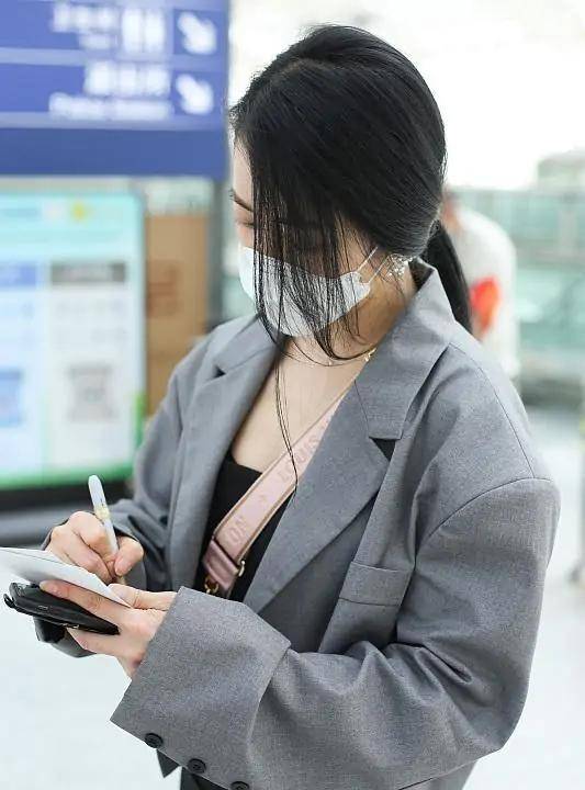 演技|46岁的陈紫函并不服老，“连衣裙+小西装”，颠覆了大家的认知！