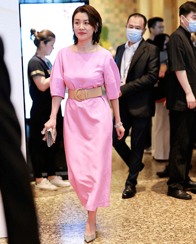 短发|中年女星红毯图鉴：52岁陶红性感敢穿，吴越短发温柔，陈数女王范