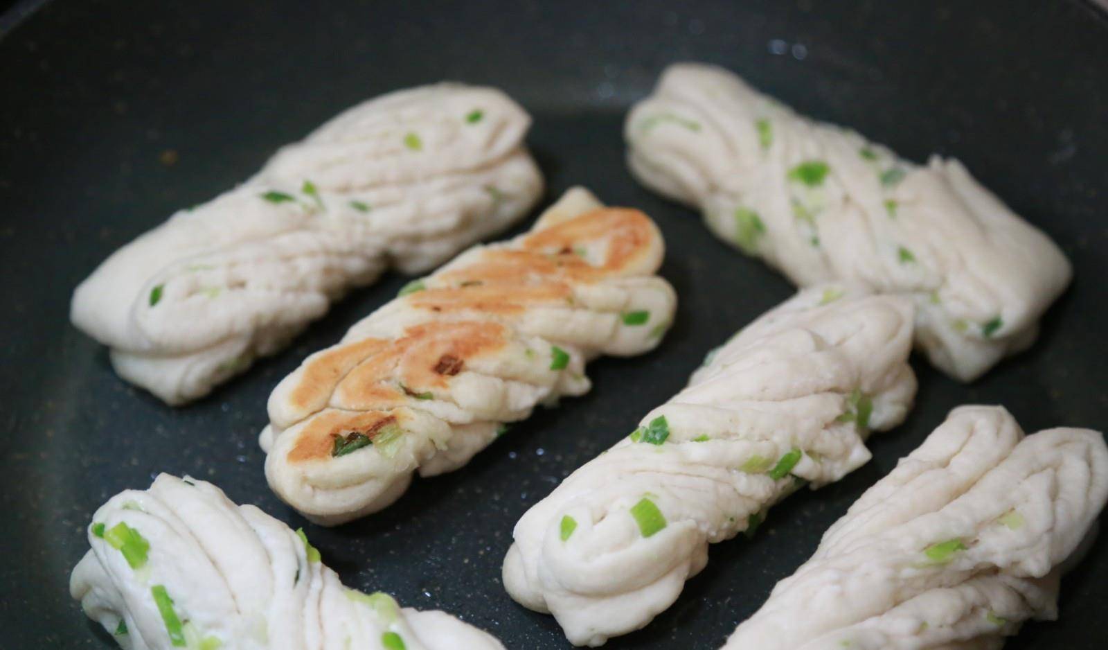 做法|早餐新做法,卷一卷不用蒸,5分钟出锅,咸香松软,全家人都爱吃