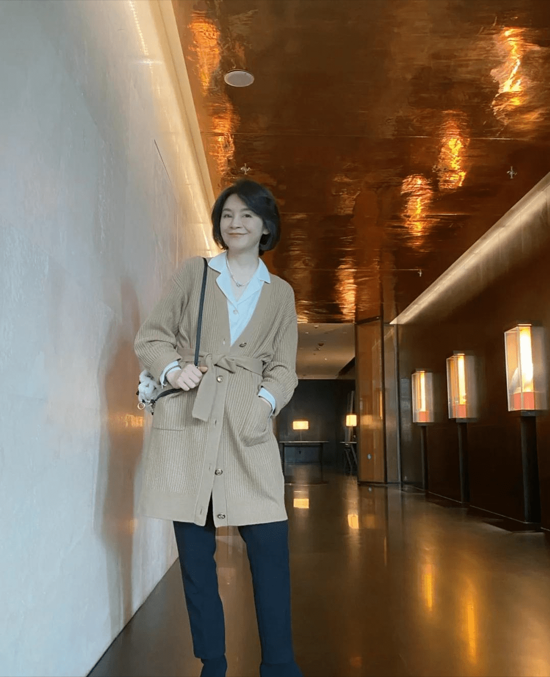 马甲|女人过了60岁，开春如何穿更美嫩？针织衫＋衬衫就够了